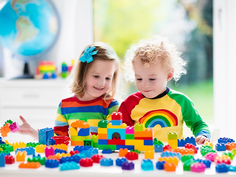 Timoun ap jwe ak jwèt kolore.Ti fi ak ti gason komik Curly ti bebe ak blòk jwèt edikatif.Timoun yo jwe nan gadri oswa nan lekòl matènèl.Dezòd nan chanm timoun yo.Timoun piti yo bati yon gwo kay won nan jadendanfan.